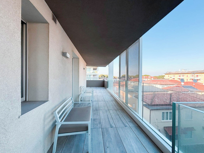 Balcony, Modern Apartment Steps From the Beach, Venezia