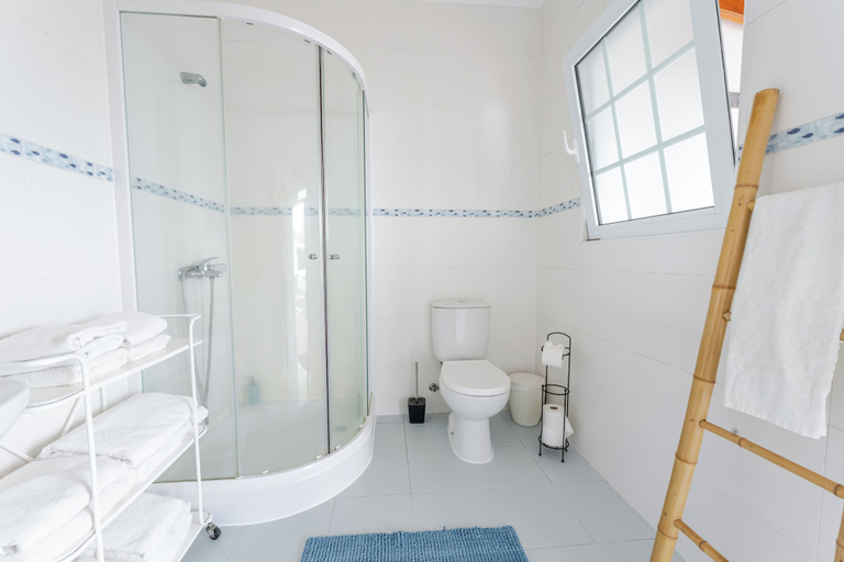 Bathroom 3, Casa da Fajã - Spacious, Garden, and Private Parking, Ponta Delgada
