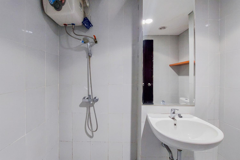Bathroom 3, Best Homey 1BR at Casa De Parco By Travelio, Tangerang