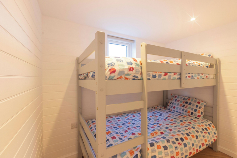 Room 2, House - Sleeps 12 - Parking - Garden, Dorset