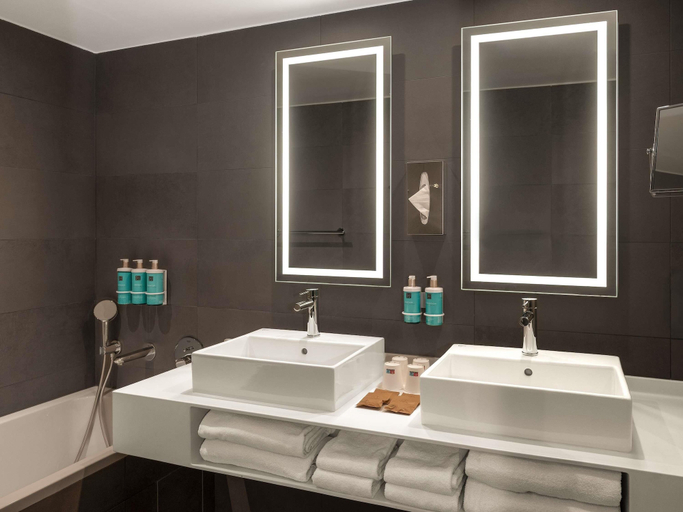 Bathroom 5, Novotel Paris Vaugirard Montparnasse, Paris