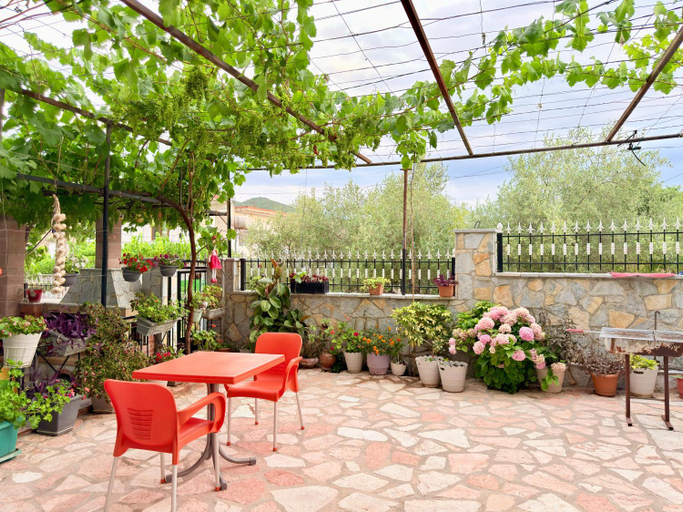 Food & Drinks 4, Villa Reshat Caca, Sarandës