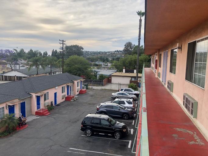 Parking, La Petite Rouge Motel, San Diego
