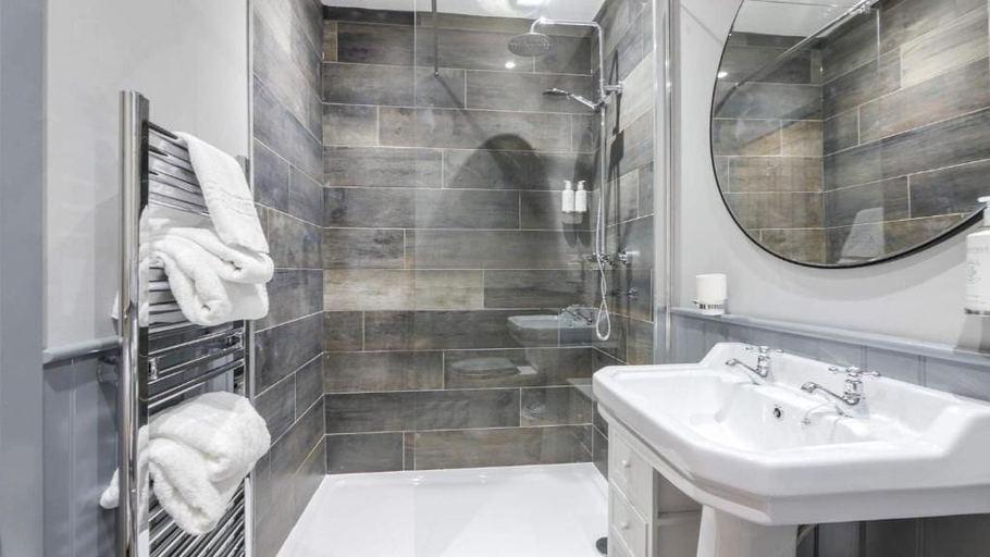 Bathroom 4, The Greenhead Hotel, Northumberland