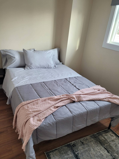 Room 5, Modern 2BR Near Downtown & Expo Centre, Division No. 11