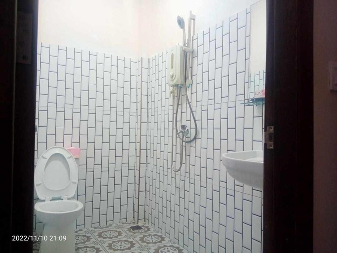 Bathroom 3, Salik & Karen Homestay, Siem Reap