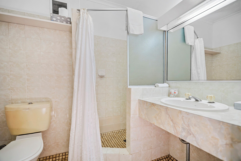 Bathroom, The Reef Motel, Cairns