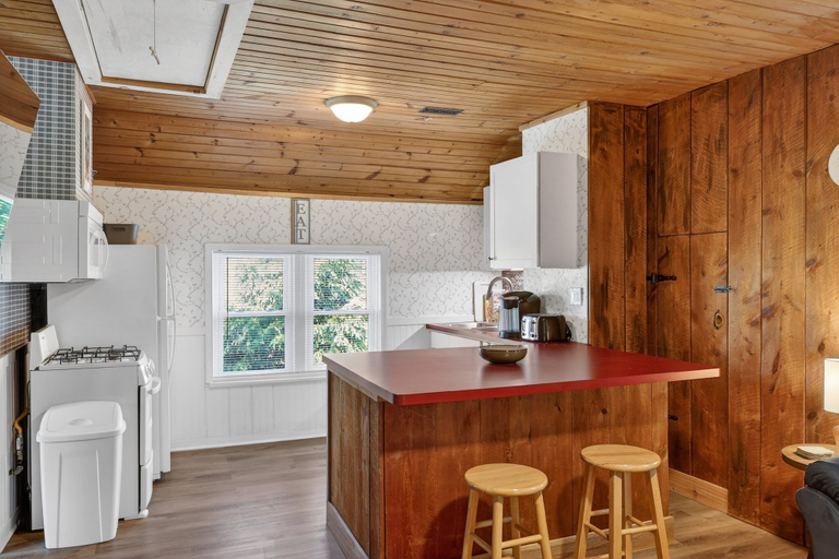 Private kitchen 5, City Explorer Basecamp Buffalo 1 Bedroom Duplex with AC, Erie