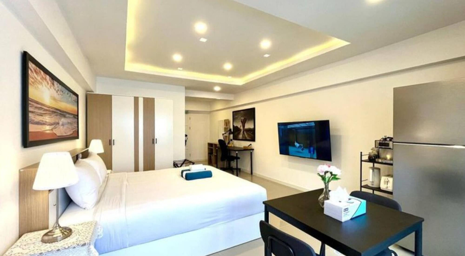 Room 5, Heritage - Modern Studio Shared Pool, City Centre, Phuket Island