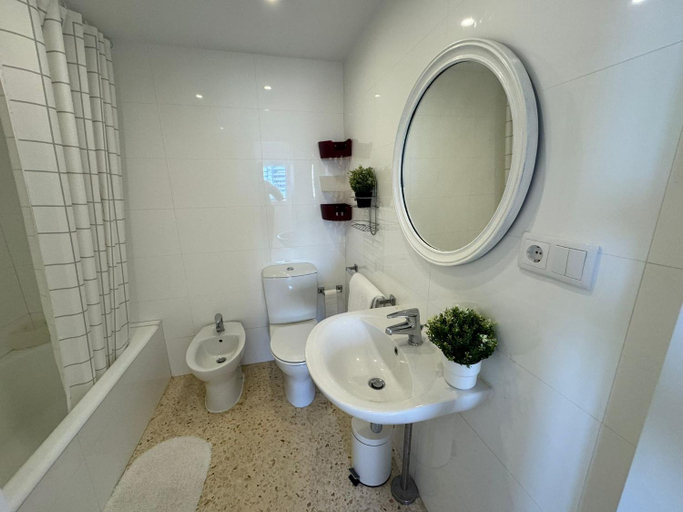 Bathroom 4, AG Presidente Apartments, Valencia