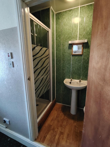 Bathroom 2, Kenilworth Hotel, Blackpool