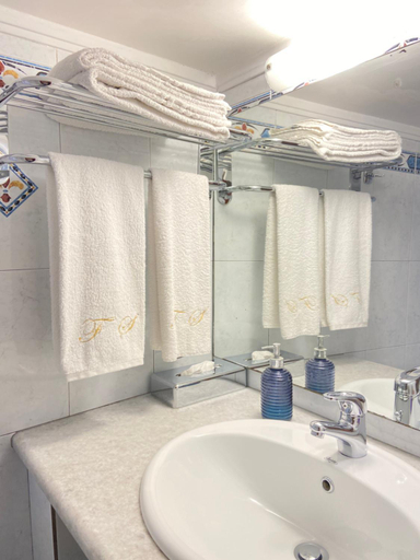 Bathroom, Five Seasons, Peloponnese