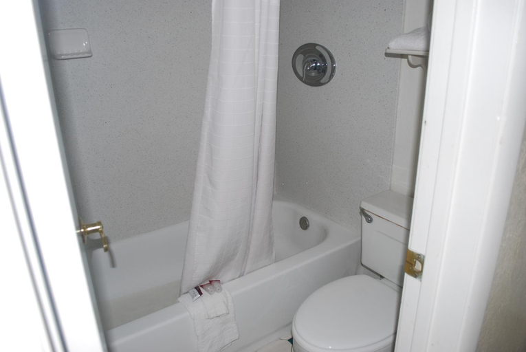 Bathroom 3, Heritage Inn San Bernardino, San Bernardino