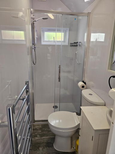 Bathroom, Cosy studio - home away from home, London