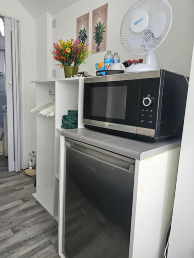 Others 4, Cosy studio - home away from home, London
