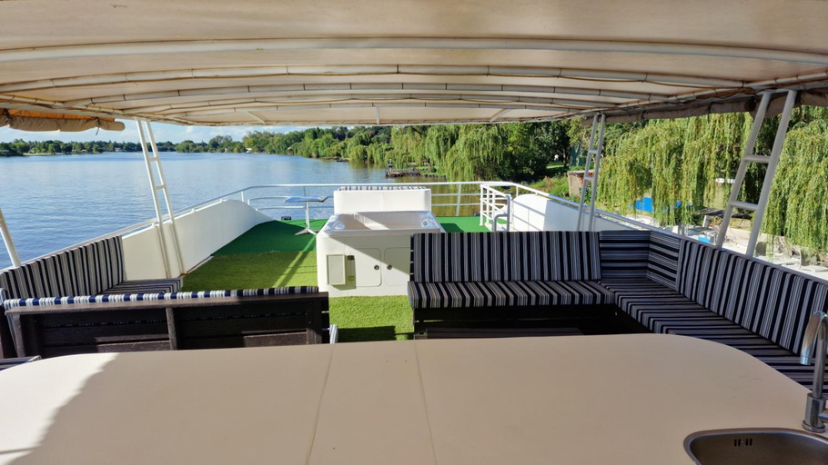 Food & Drinks, Old Willow Houseboats, Fezile Dabi
