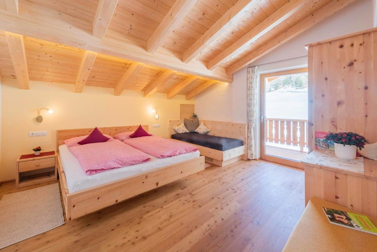 Bedroom 2, Ferienwohnungen Inner-Glieshof, Bolzano