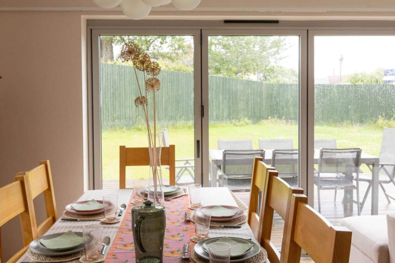 Dining, House - Sleeps 12 - Parking - Garden, Dorset