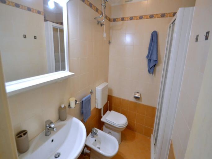 Bathroom 2, Luminous Flat With Shared Garden Next to the sea, Venezia