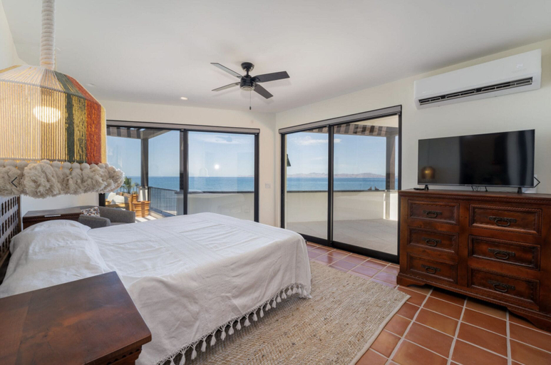 Room 5, Beachfront Home & Mountain Views, and the Biggest Private Pool, Comondú