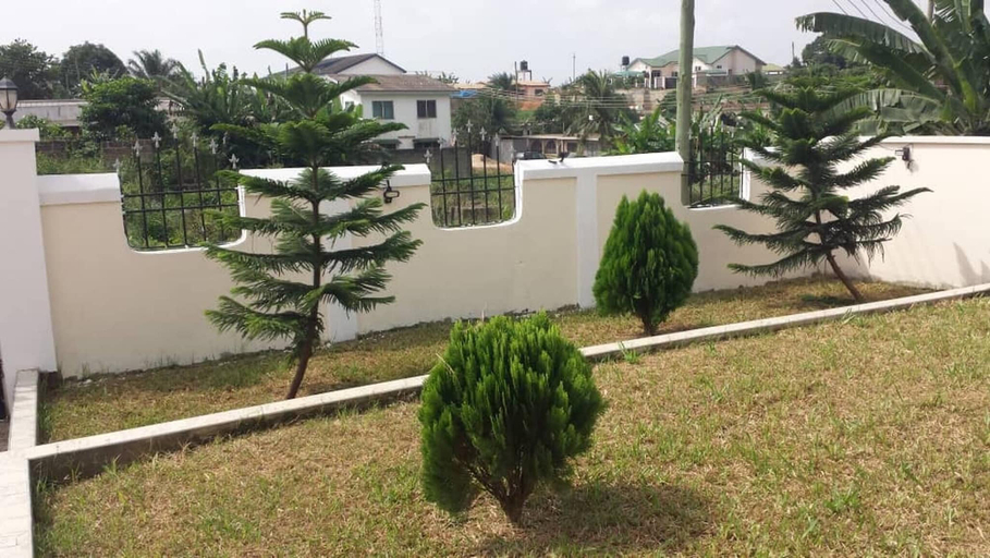 Property grounds 2, Entire First Floor With 3 En-suite Bedrooms, Shama Ahanta East