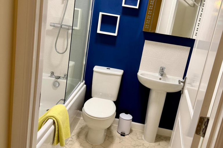 Bathroom 2, Four Mile House with Parking and Garden view, Aberdeen