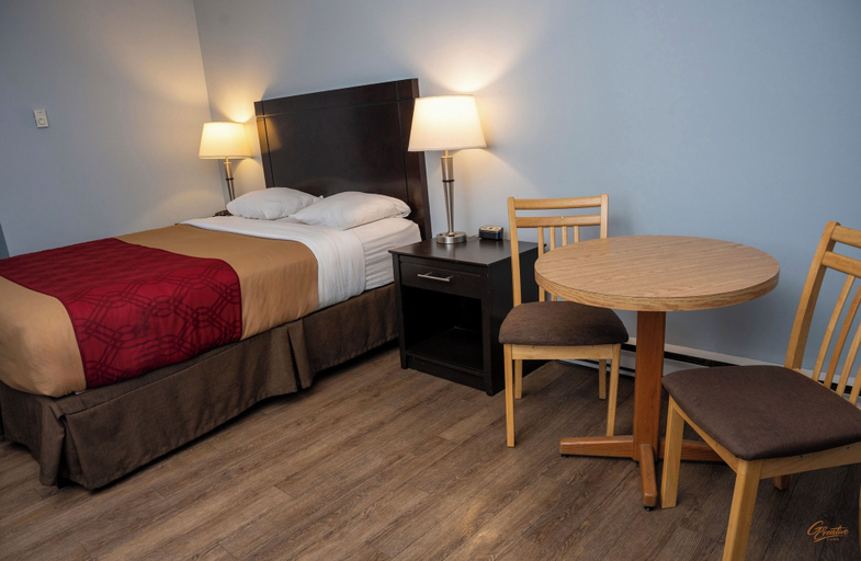 Bedroom 2, Courtyard Inn Vernon, North Okanagan