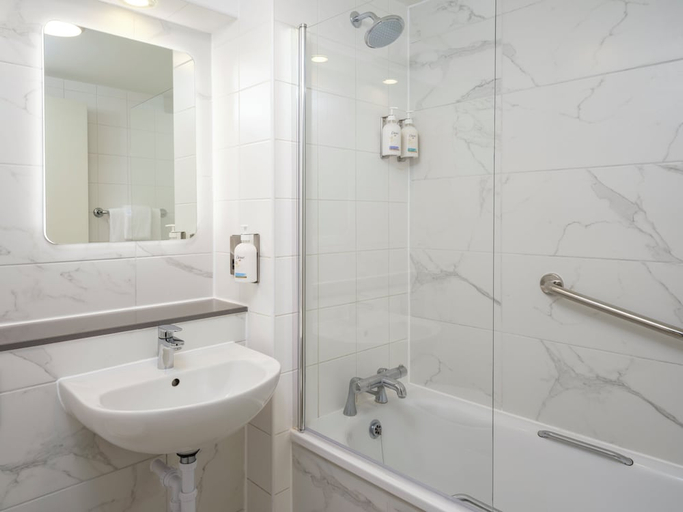 Bathroom 3, Garner Hotel Wolverhampton by IHG, Wolverhampton