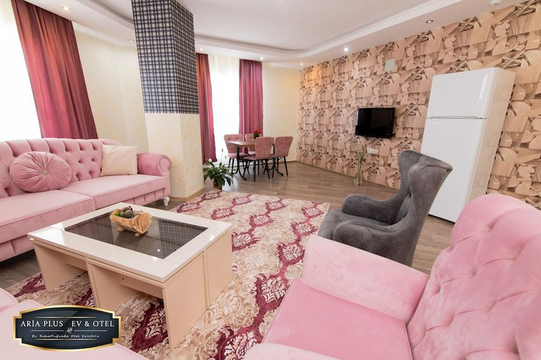 Others 2, Aria Plus Ev Otel, Merkez