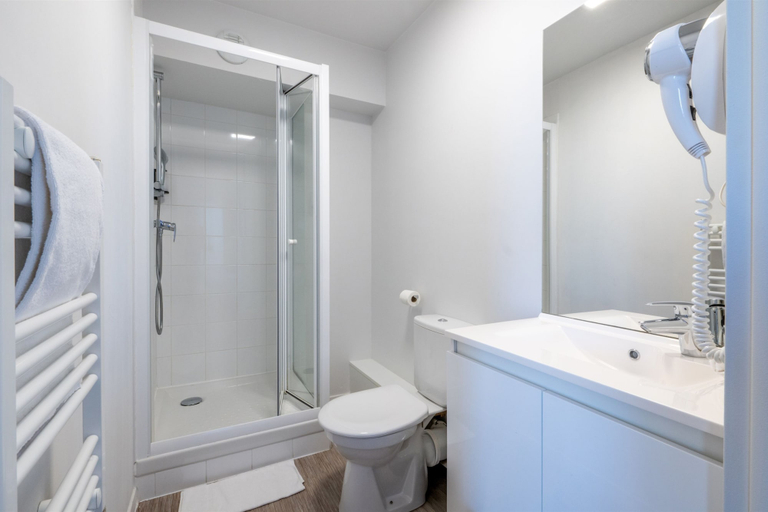 Bathroom 5, Appart’hôtel Odalys City - Nantes Cité des congrès, Loire-Atlantique