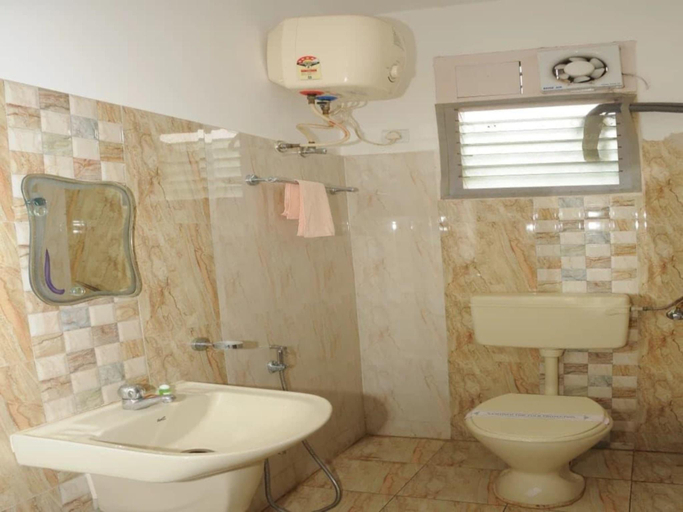 Bathroom, Hotel Rajadhani, Guntur