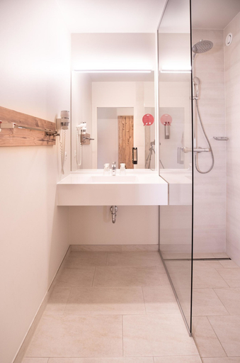 Bathroom 4, COOEE alpin Hotel Dachstein, Gmunden