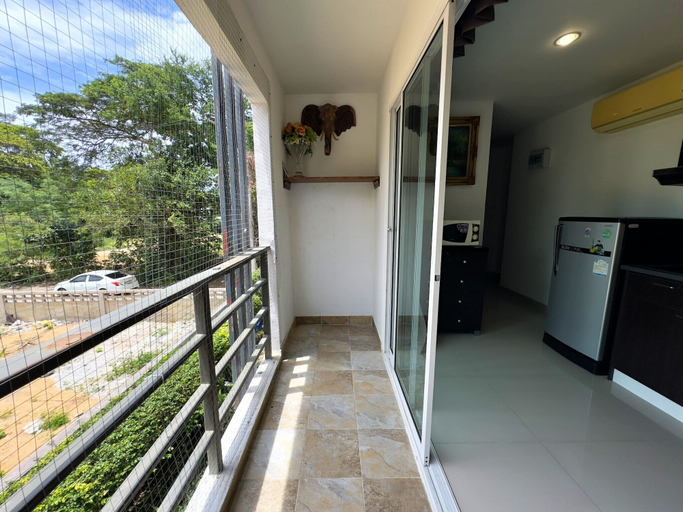 Balcony 2, Corner Studio With Balcony Near Jomtien Beach - Beach Mountain 6, Pattaya