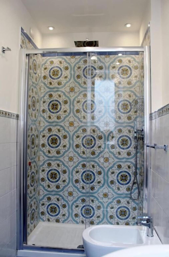 Bathroom 2, Divina Holiday Apartments, Salerno