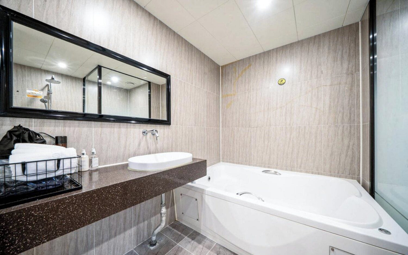 Bathroom 3, MU Plus Hotel Busan, Yeonje