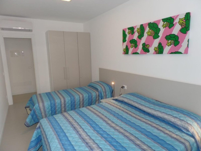 Room 4, Contemporary Hideaway With Pool, Venezia