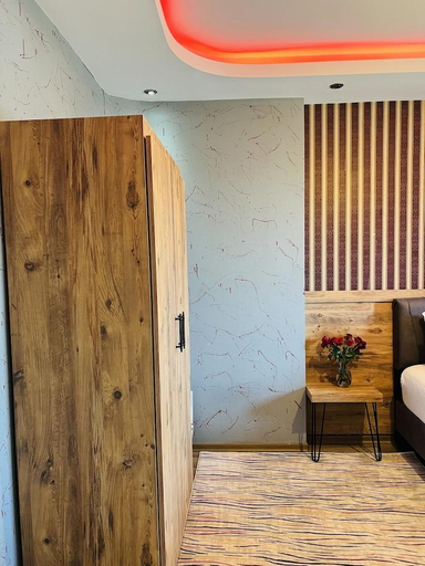 Others 4, Aria Plus Ev Otel, Merkez