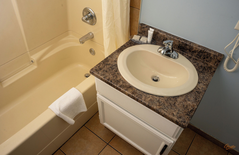 Bathroom 3, Courtyard Inn Vernon, North Okanagan