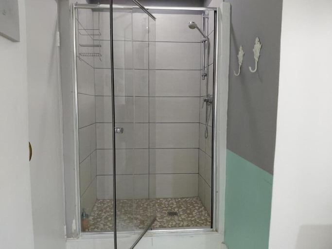 Bathroom 3, The Lazy Shark, Ugu
