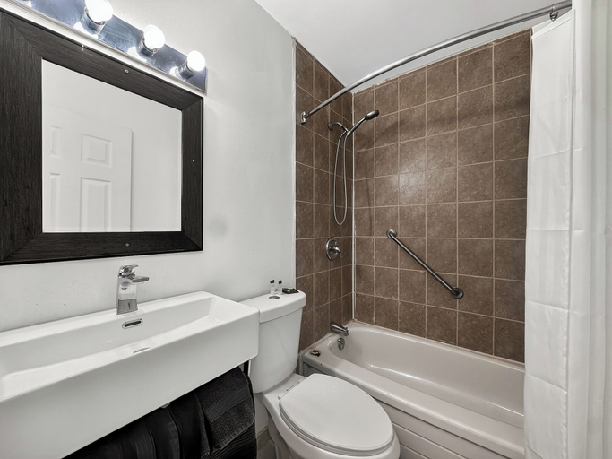 Bathroom 3, Skyview Motel, Dufferin