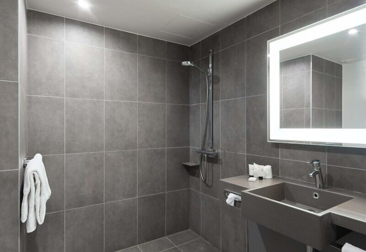 Bathroom 5, B&B HOTEL Cergy Port, Val-d'Oise