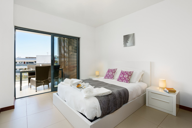 Room 5, Marina Village Pool Garage Prime Location AC, Lagos