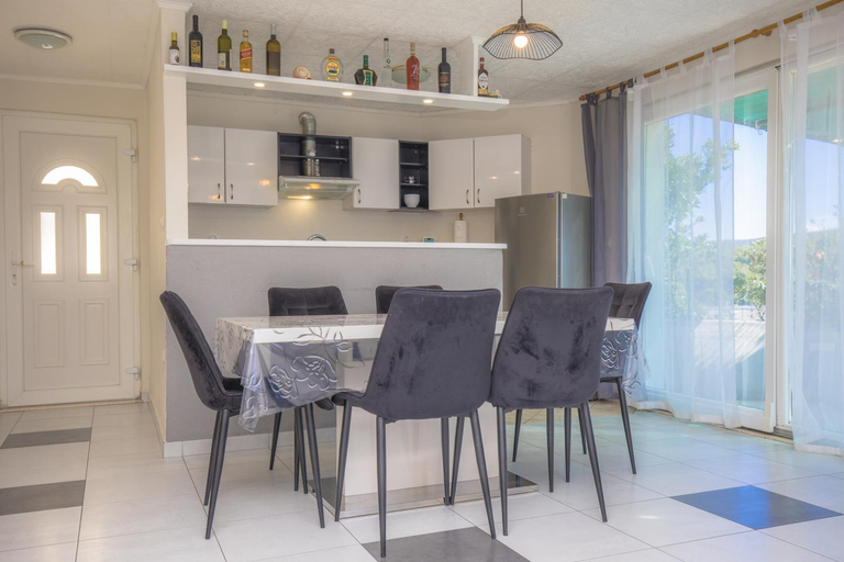 Others 4, Apartmani Jurin, Primošten