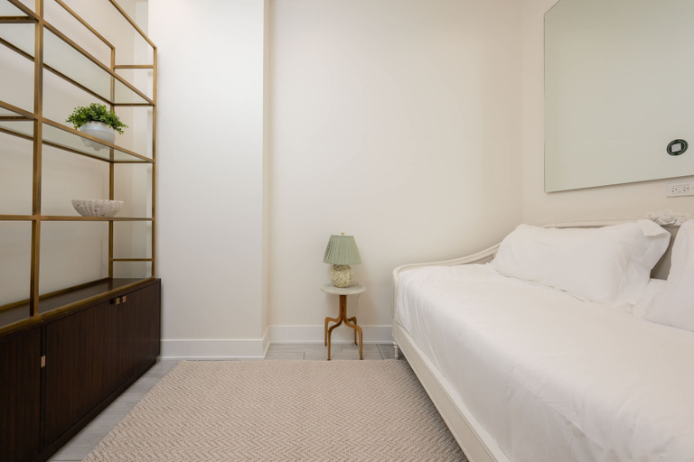 Room 3, Stunning Gold Coast Home 12bd 6BA Rooftop Patio, Cook