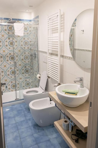 Bathroom 2, Divina Holiday Apartments, Salerno