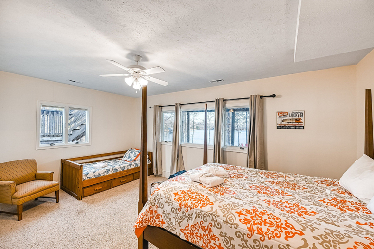 Room 4, Stunning Lakeside Home With Dock, Large Deck, Firepit, Kayaks & Pool Table, Louisa