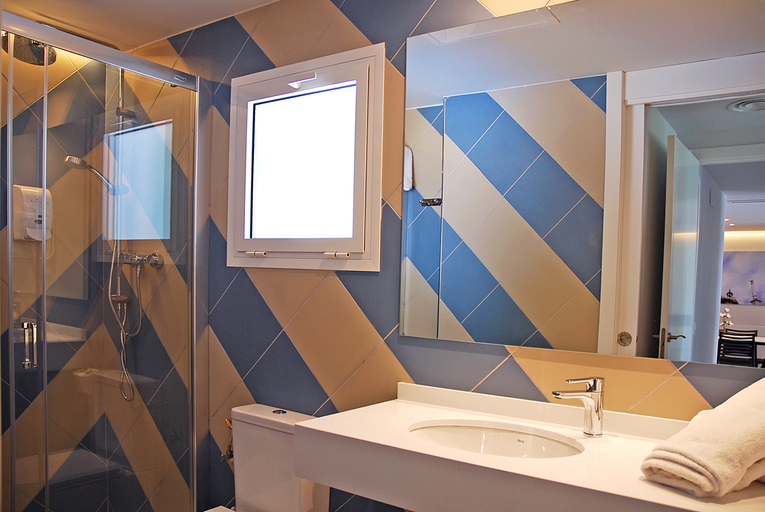 Bathroom 3, Sunway Arizona, Barcelona
