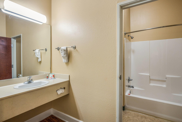 Bathroom 3, Econo Lodge Valdosta Mall Area, Lowndes