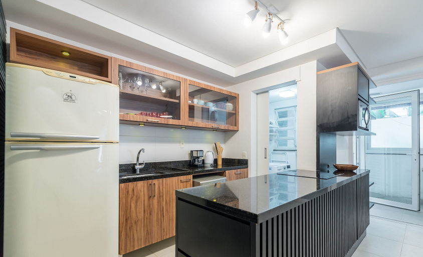Private kitchen, Beautiful Apart w/ Balcony 500m From Beach Nng0102, Florianopolis