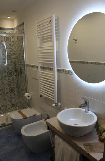 Bathroom 2, Divina Holiday Apartments, Salerno